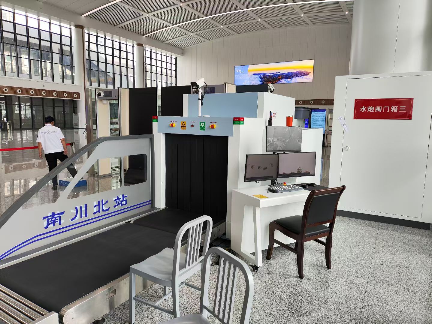 Nouvelle référence d'installation - Gare des chemins de fer à grande vitesse à Chongqing, en Chine,